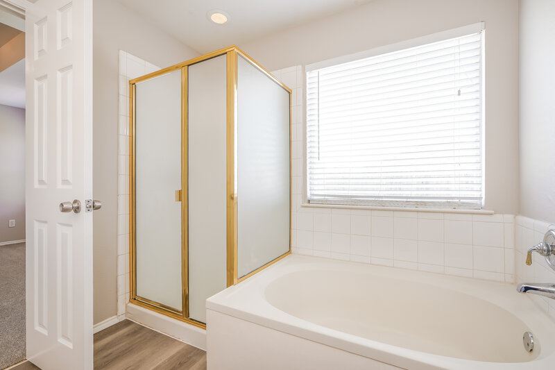 2,535/Mo, 2807 N Hampton Dr Grand Prairie, TX 75052 Main Bathroom View 2