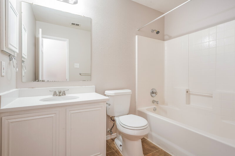 2,535/Mo, 2807 N Hampton Dr Grand Prairie, TX 75052 Bathroom View