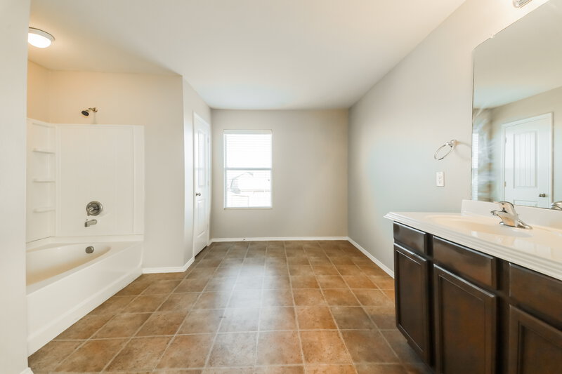 2,815/Mo, 4024 Cane River Rd Fort Worth, TX 76244 Main Bathroom View