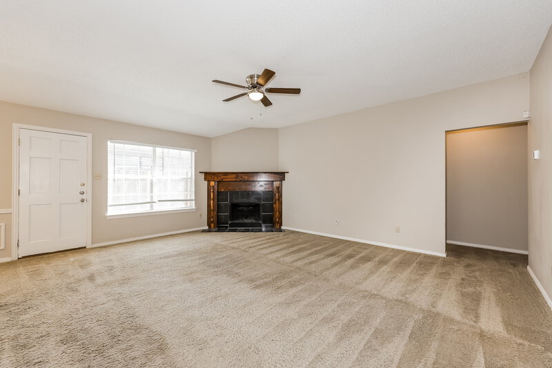 2,075/Mo, 6205 Vista Wood Dr Arlington, TX 76017 Living Room View 2