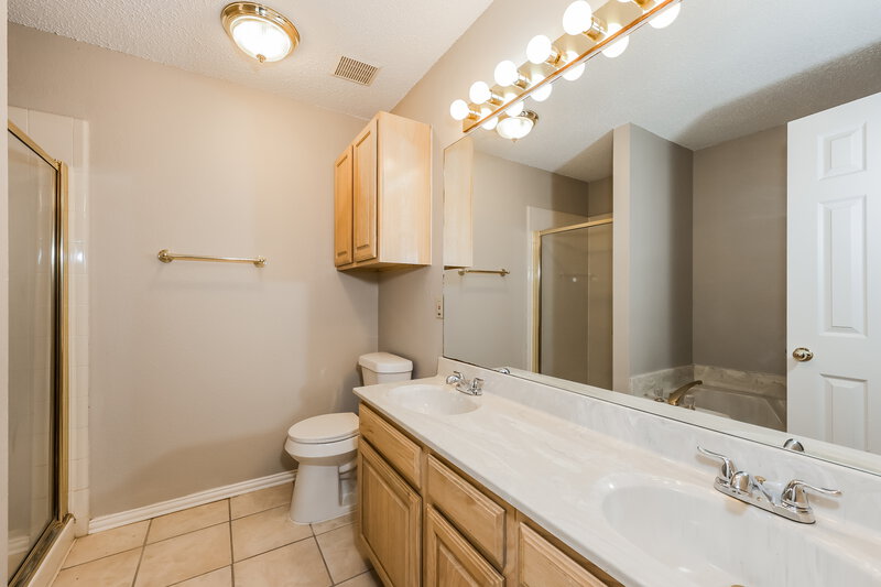 2,075/Mo, 6205 Vista Wood Dr Arlington, TX 76017 Main Bathroom View
