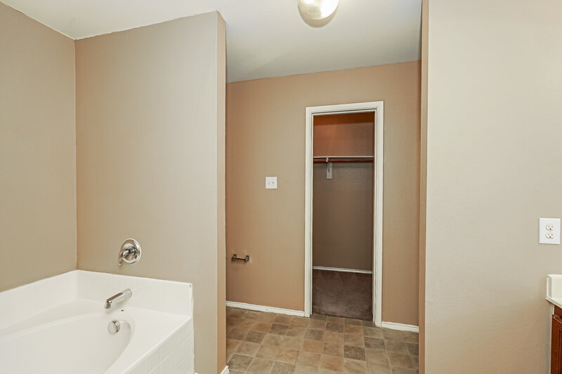 1,730/Mo, 10001 Chrysalis Dr Fort Worth, TX 76131 Main Bathroom View