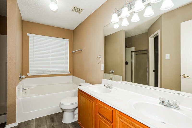 2,000/Mo, 2525 Concina Way Fort Worth, TX 76108 Main Bathroom View
