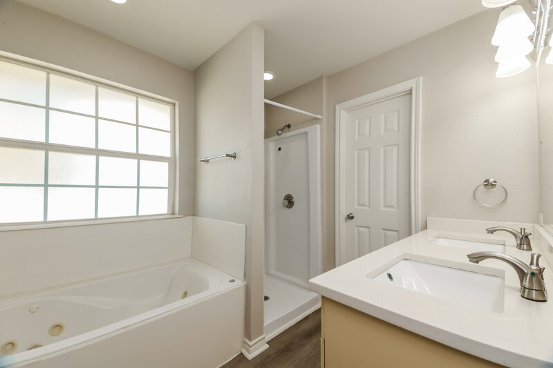1,785/Mo, 313 E Hazelwood St Princeton, TX 75407 Main Bathroom View
