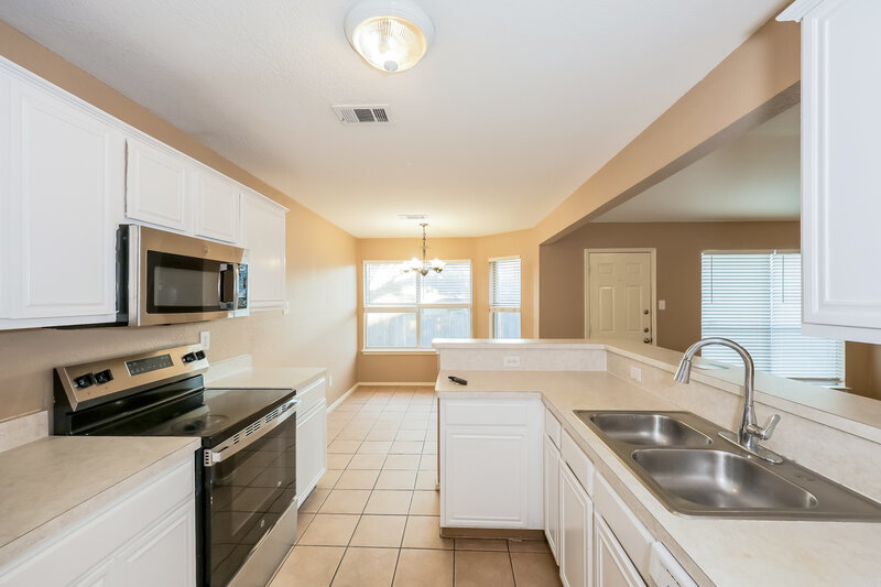 2,175/Mo, 829 Windswept Dr Cedar Hill, TX 75104 Kitchen View 2