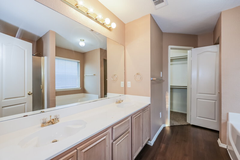 2,175/Mo, 829 Windswept Dr Cedar Hill, TX 75104 Main Bathroom View