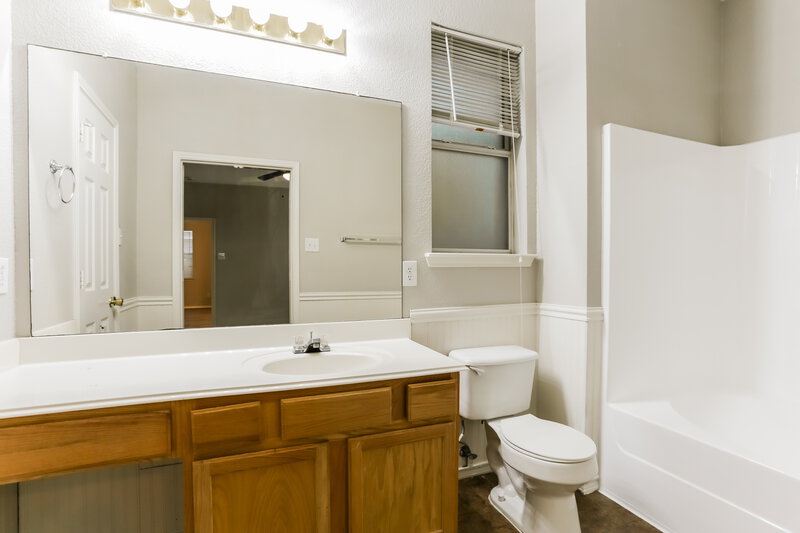 1,705/Mo, 1108 McKavett Dr Fort Worth, TX 76140 Main Bathroom View