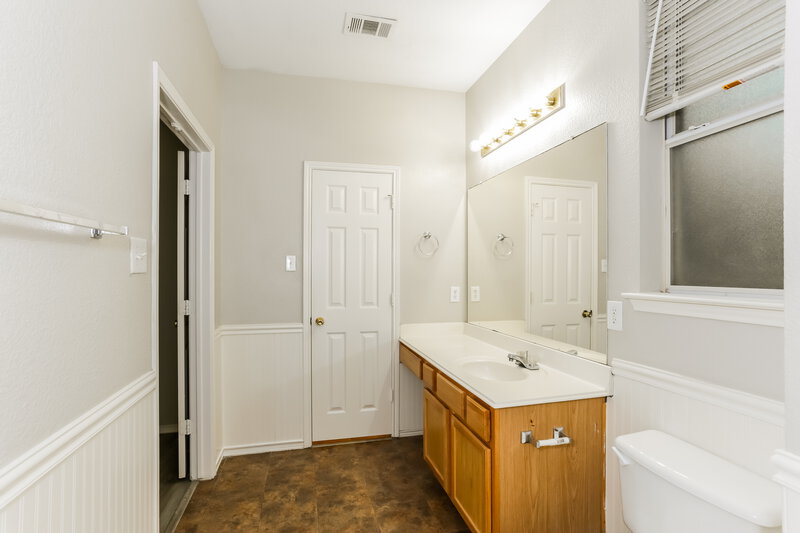 1,705/Mo, 1108 McKavett Dr Fort Worth, TX 76140 Main Bathroom View 2