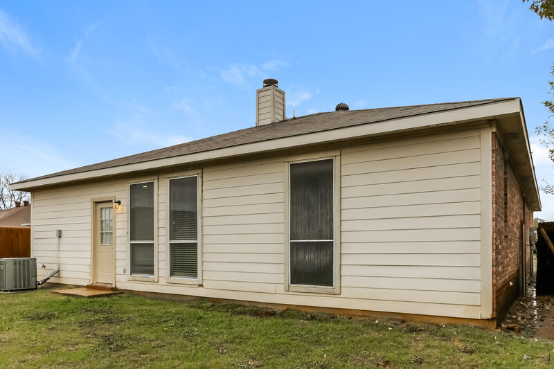 1,705/Mo, 1108 McKavett Dr Fort Worth, TX 76140 Rear View 2