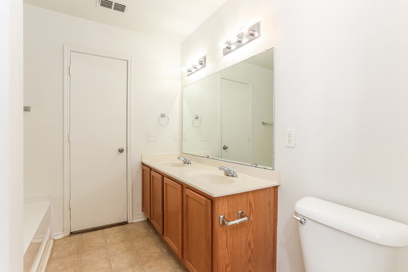 3,520/Mo, 1421 Krista Dr Burleson, TX 76028 Main Bathroom View