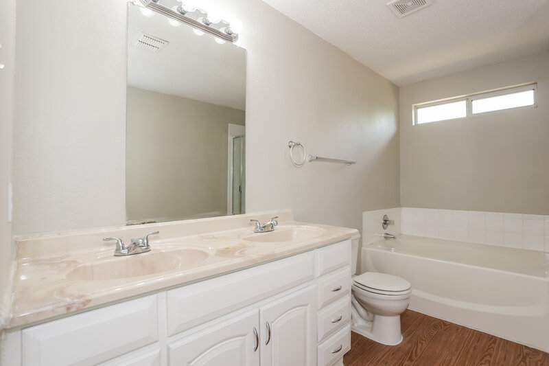 2,235/Mo, 1433 Lay St Cedar Hill, TX 75104 Main Bathroom View