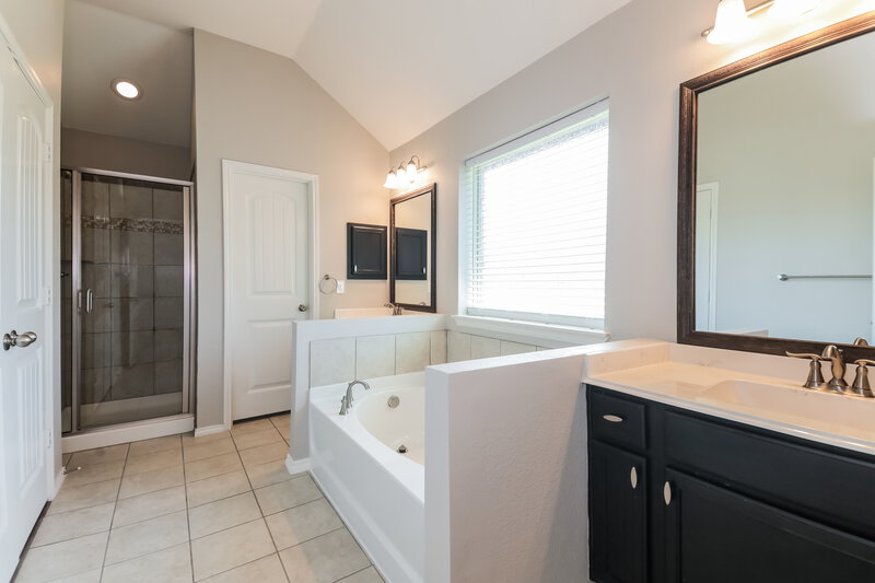 2,165/Mo, 507 Trailblazer Rd Forney, TX 75126 Main Bathroom View