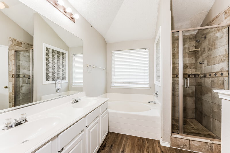 1,905/Mo, 833 Beaver Creek Dr Burleson, TX 76028 Main Bathroom View