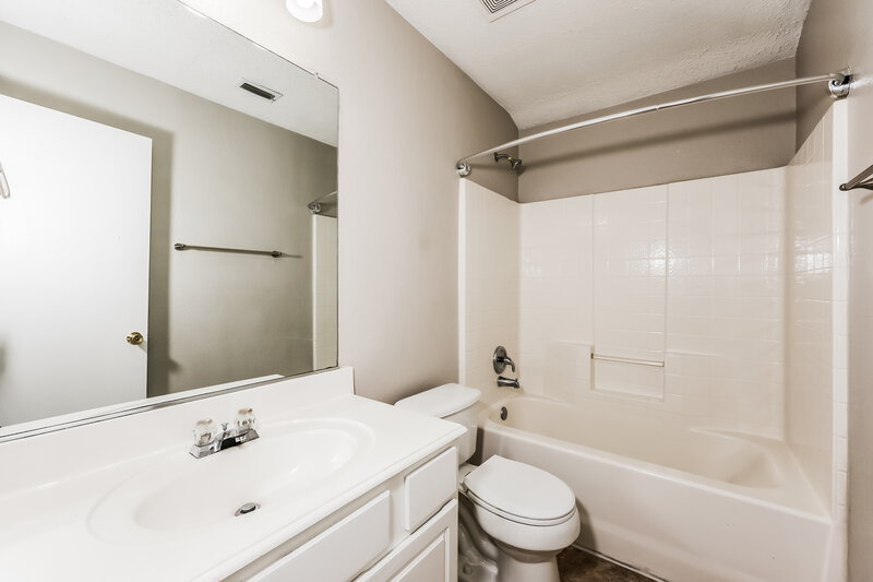 1,905/Mo, 833 Beaver Creek Dr Burleson, TX 76028 Bathroom View