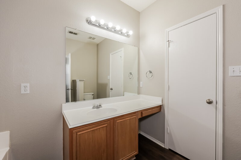 1,825/Mo, 6460 Downeast Dr Fort Worth, TX 76179 Main Bathroom View