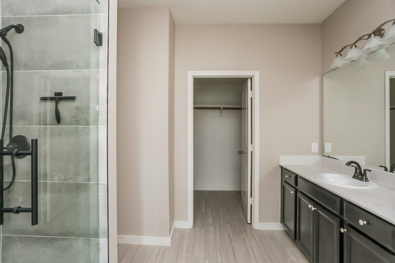 2,625/Mo, 429 Dove Creek Ln Glenn Heights, TX 75154 Main Bathroom View