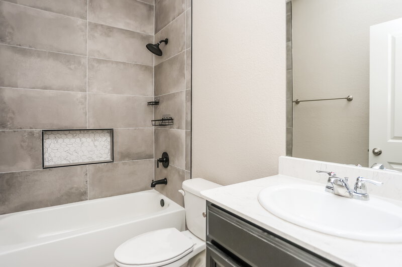 2,625/Mo, 429 Dove Creek Ln Glenn Heights, TX 75154 Bathroom View