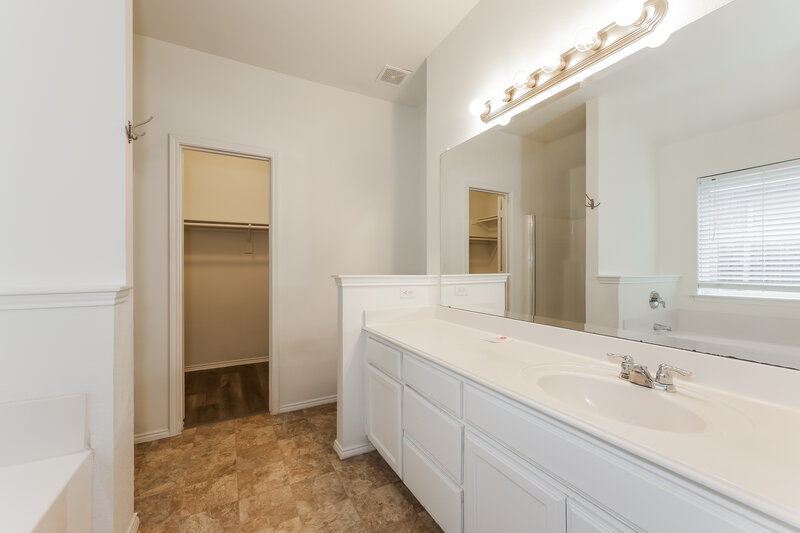 1,770/Mo, 5740 Parkview Hills Ln Fort Worth, TX 76179 Main Bathroom View