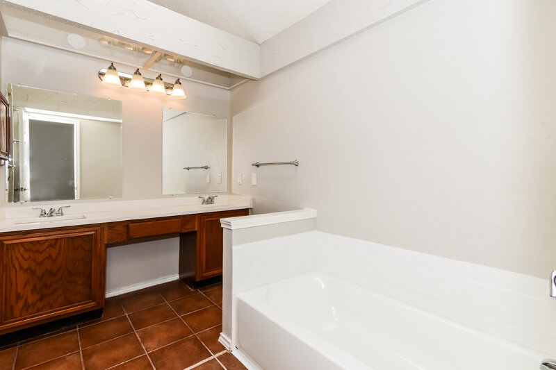 2,510/Mo, 1621 Cool Springs Dr Mesquite, TX 75181 Main Bathroom View