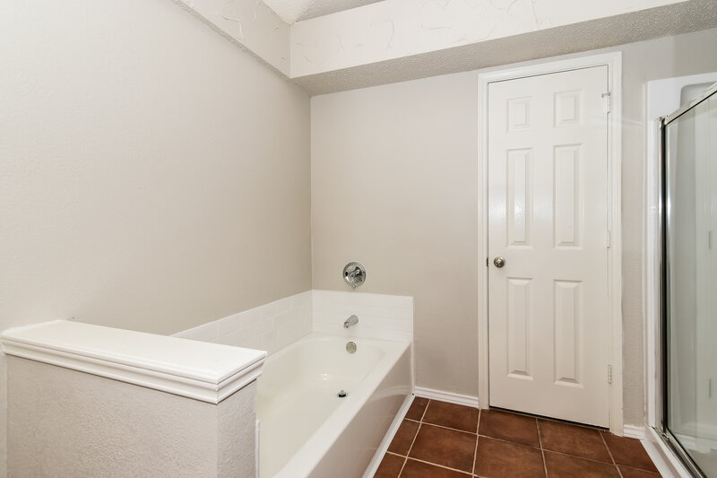2,510/Mo, 1621 Cool Springs Dr Mesquite, TX 75181 Main Bathroom View 2