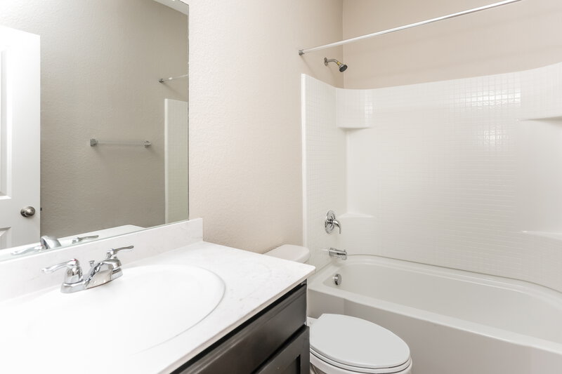 2,560/Mo, 2312 Agate Glenn Heights, TX 75154 Main Bathroom View