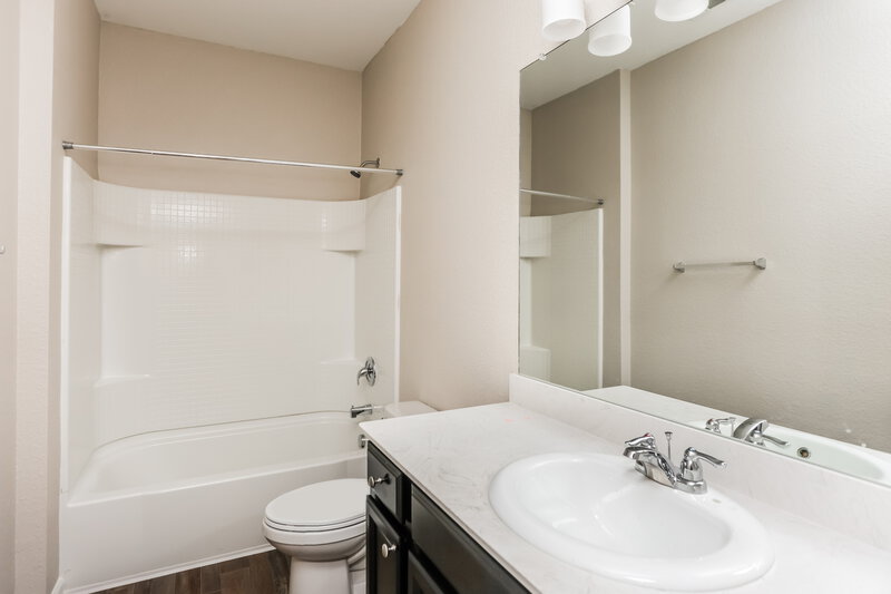 2,560/Mo, 2312 Agate Glenn Heights, TX 75154 Bathroom View