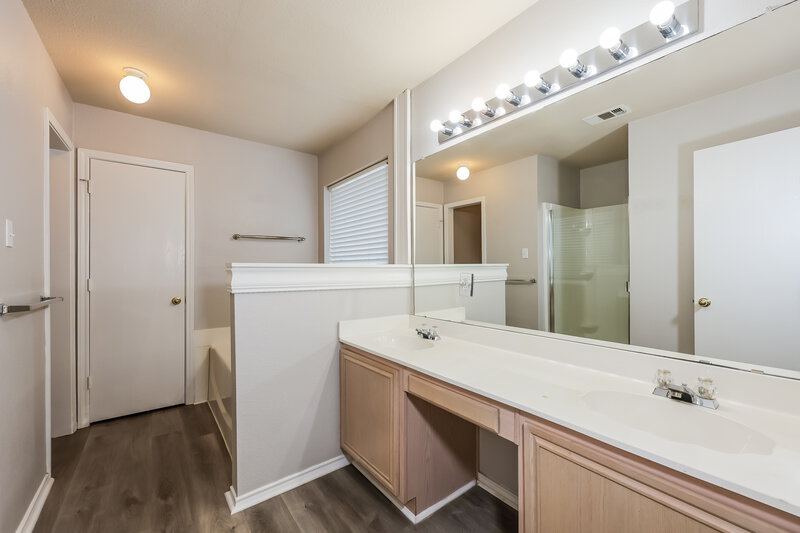 2,240/Mo, 522 Blueberry Hill Ln Mansfield, TX 76063 Main Bathroom View
