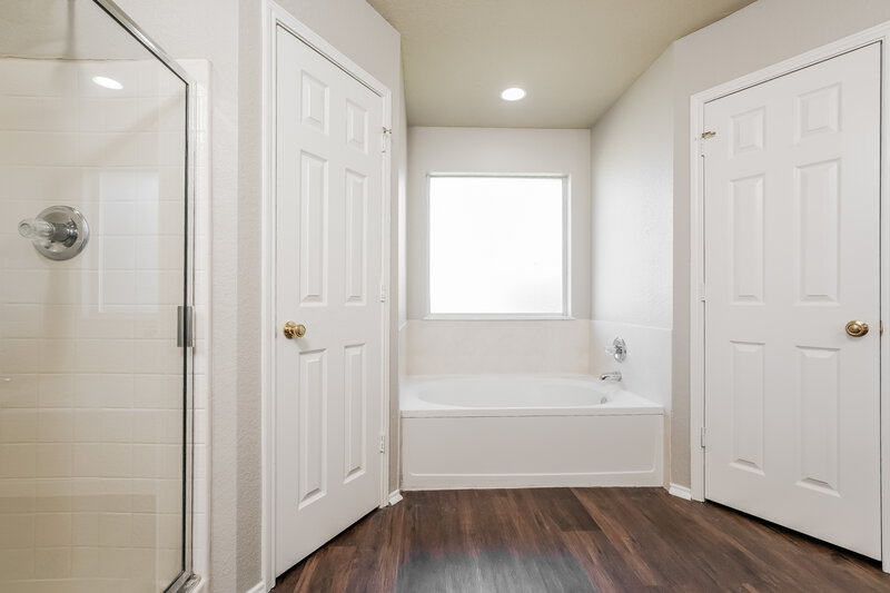 2,060/Mo, 501 Thistle Meade Cir Burleson, TX 76028 Main Bathroom View