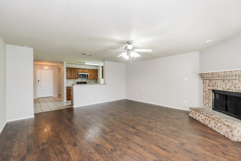 2,200/Mo, 403 Foliage Ct Red Oak, TX 75154 Living Room View