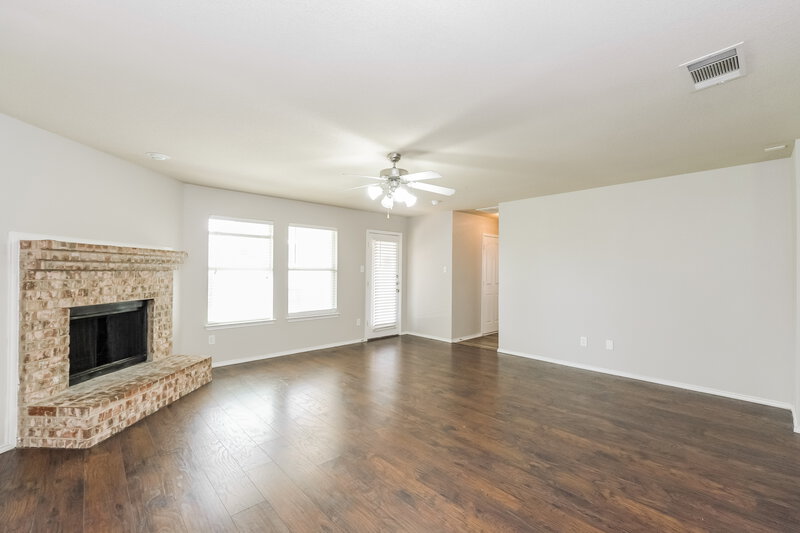 2,200/Mo, 403 Foliage Ct Red Oak, TX 75154 Living Room View 2