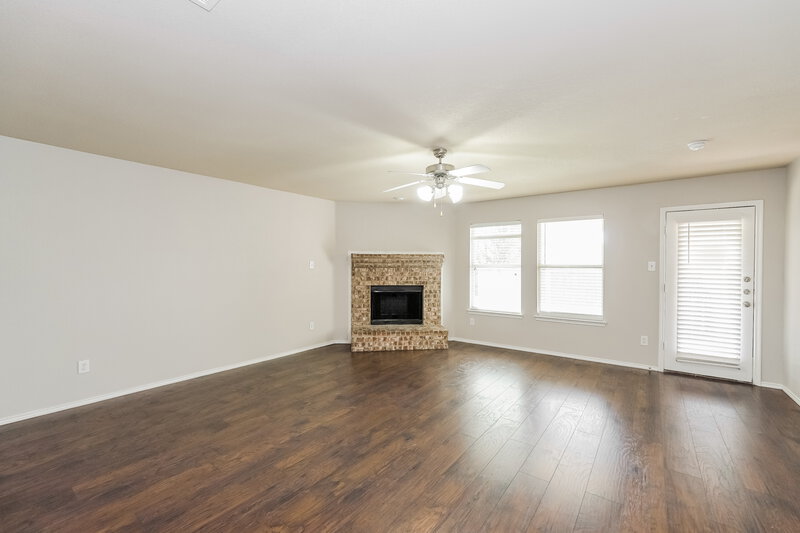 2,200/Mo, 403 Foliage Ct Red Oak, TX 75154 Living Room View 3