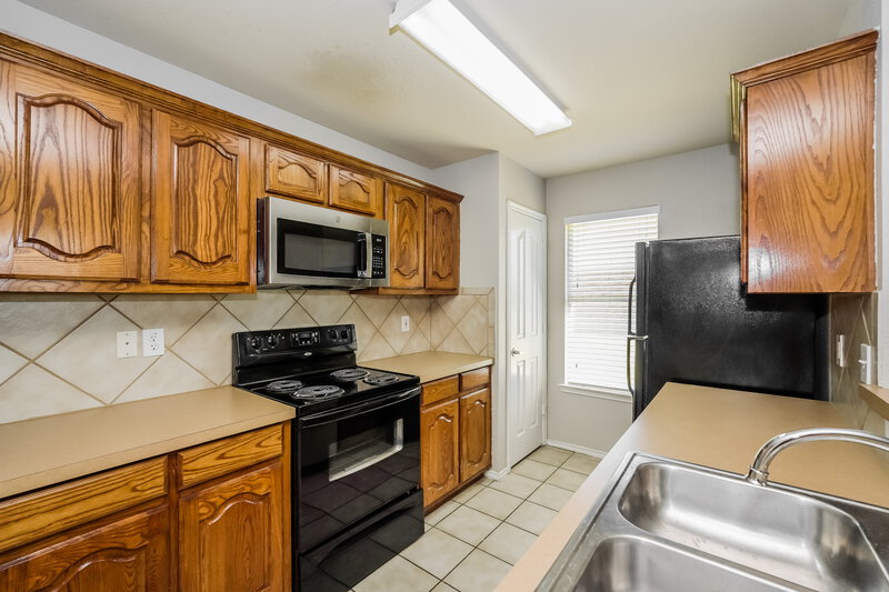 2,200/Mo, 403 Foliage Ct Red Oak, TX 75154 Kitchen View