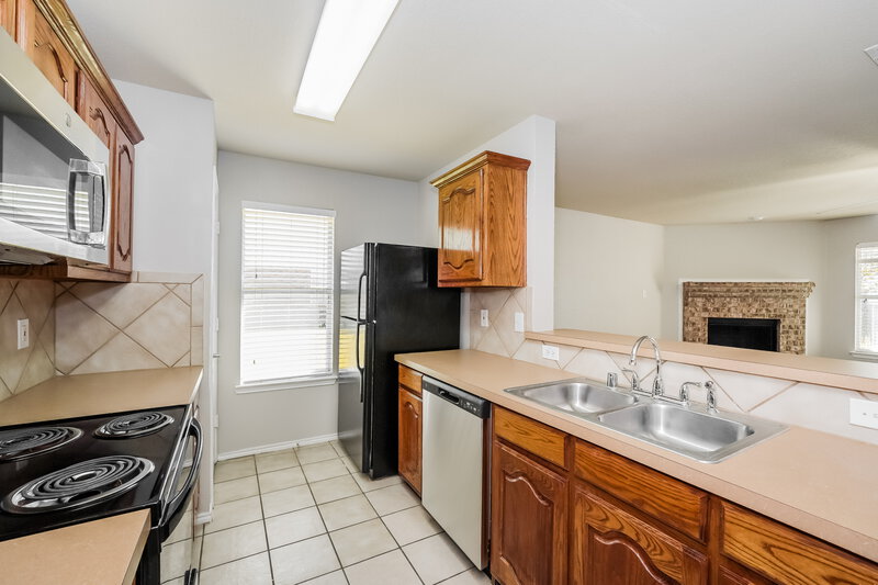 2,200/Mo, 403 Foliage Ct Red Oak, TX 75154 Kitchen View 2