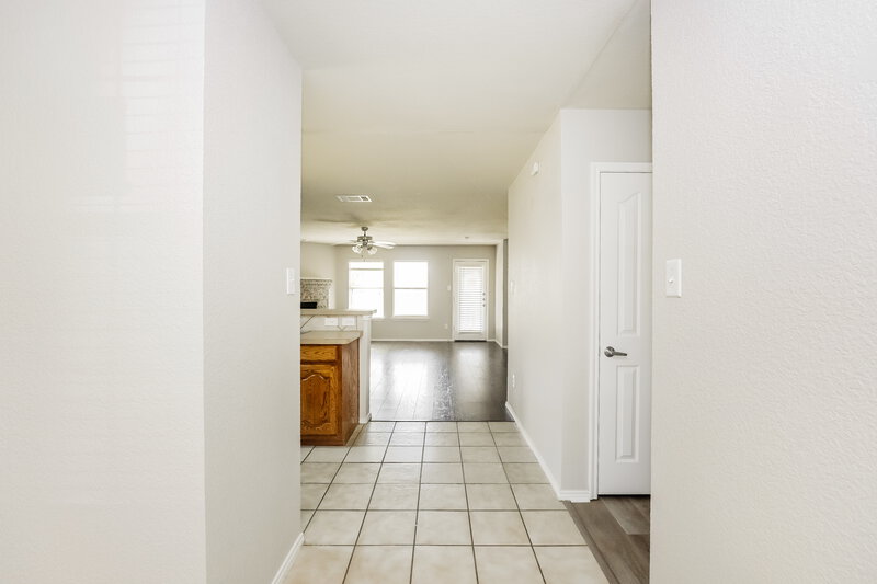 2,200/Mo, 403 Foliage Ct Red Oak, TX 75154 Hallway View