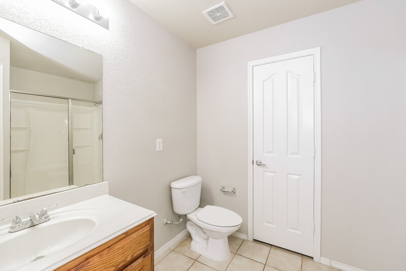 2,200/Mo, 403 Foliage Ct Red Oak, TX 75154 Main Bathroom View