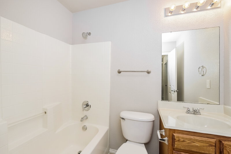2,200/Mo, 403 Foliage Ct Red Oak, TX 75154 Bathroom View