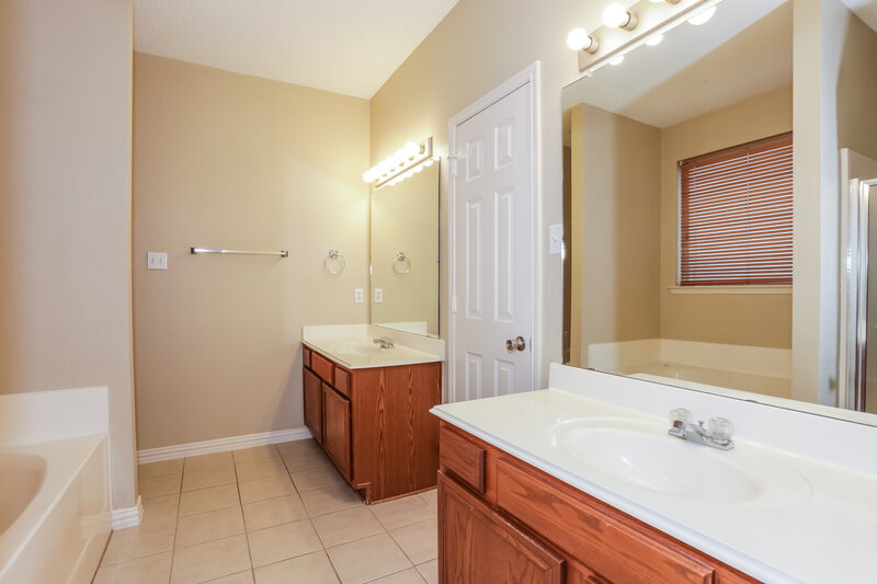2,110/Mo, 4837 Fishhook Ct Saginaw, TX 76179 Main Bathroom View