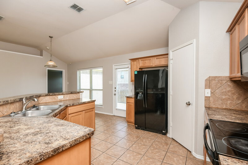2,250/Mo, 6548 Fitzgerald St Fort Worth, TX 76179 Kitchen View