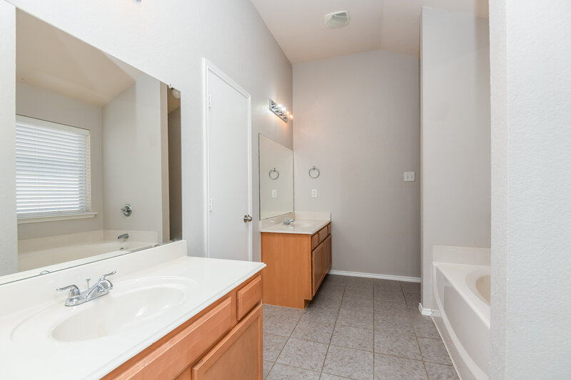 2,250/Mo, 6548 Fitzgerald St Fort Worth, TX 76179 Main Bathroom View