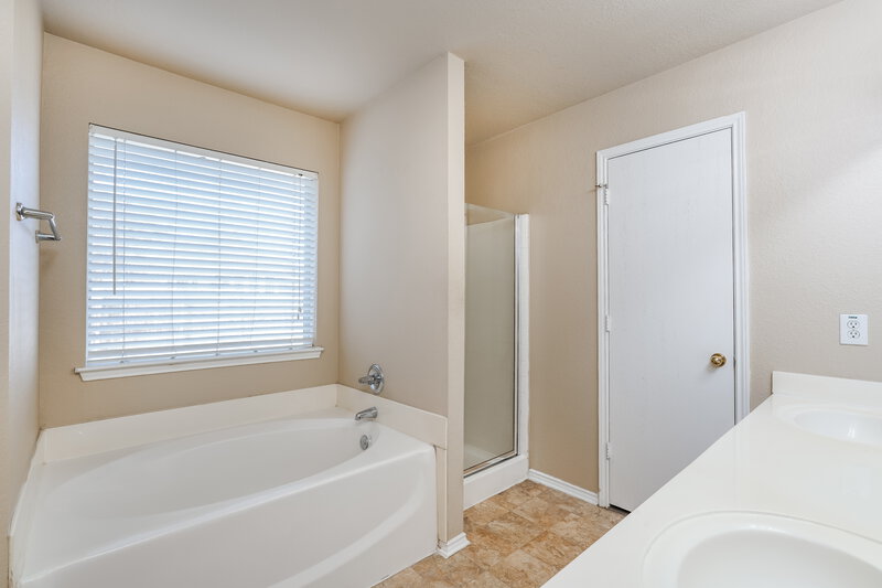 2,430/Mo, 7001 Spoonbill Ct Arlington, TX 76002 Main Bathroom View