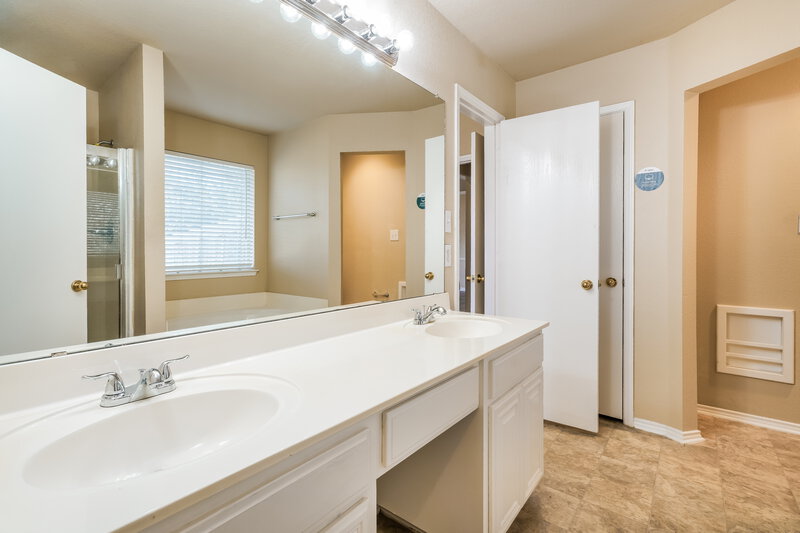 2,430/Mo, 7001 Spoonbill Ct Arlington, TX 76002 Main Bathroom View 2
