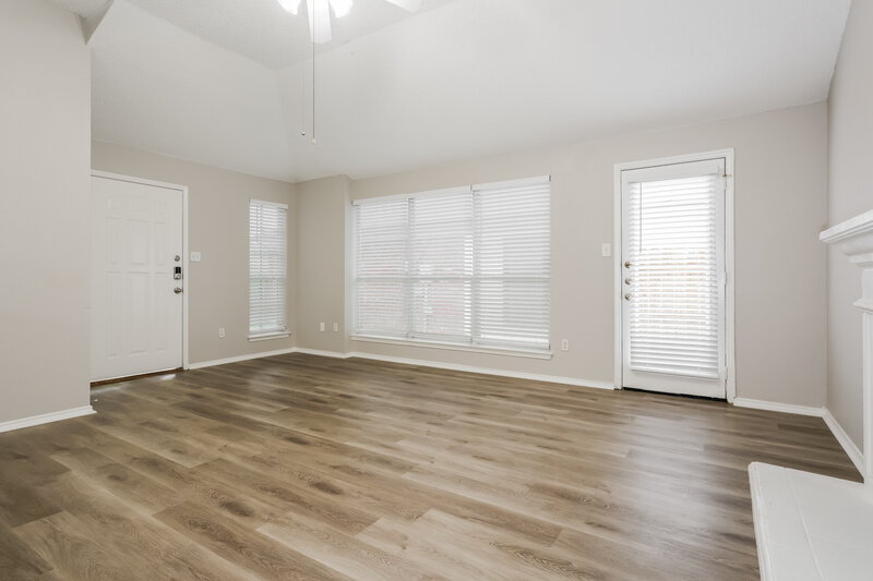 1,795/Mo, 1104 Driftwood Ln Fort Worth, TX 76140 Living Room View 2