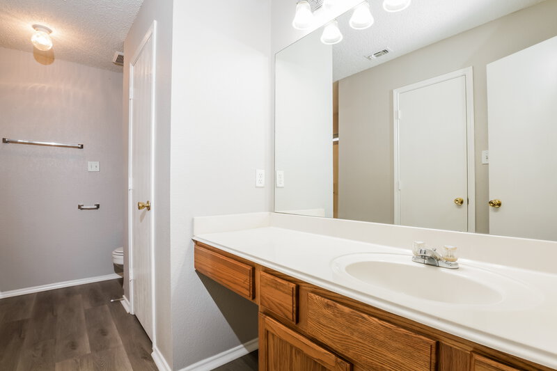 1,795/Mo, 1104 Driftwood Ln Fort Worth, TX 76140 Main Bathroom View