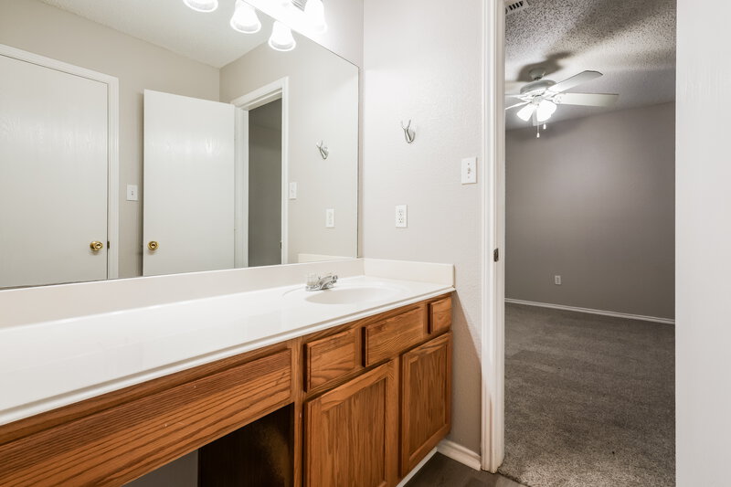 1,795/Mo, 1104 Driftwood Ln Fort Worth, TX 76140 Main Bathroom View 2