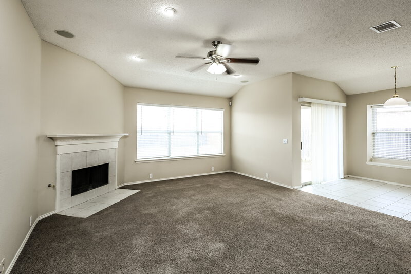 2,230/Mo, 1402 Kilkenny Dr Arlington, TX 76002 Living Room View 4