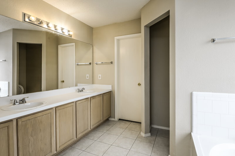 2,230/Mo, 1402 Kilkenny Dr Arlington, TX 76002 Main Bathroom View
