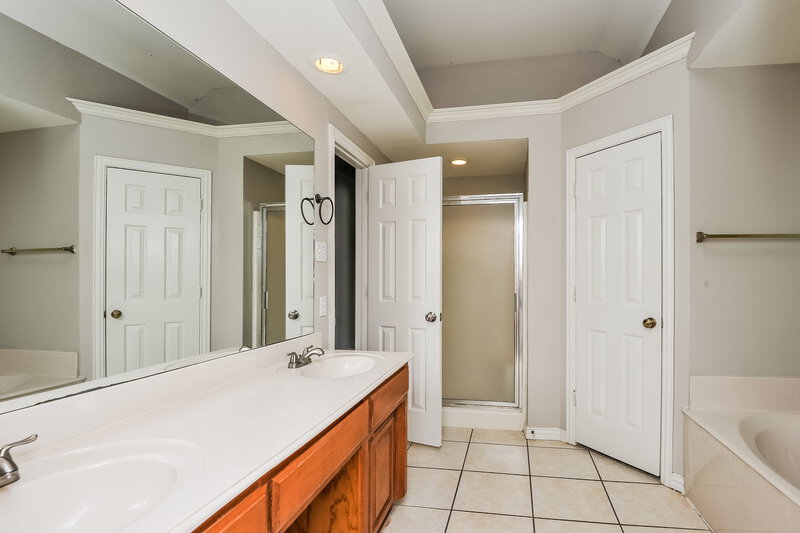 2,235/Mo, 752 Bryan Dr Burleson, TX 76028 Main Bathroom View