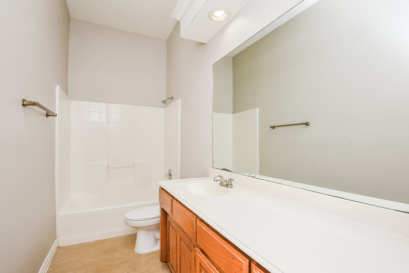2,235/Mo, 752 Bryan Dr Burleson, TX 76028 Bathroom View