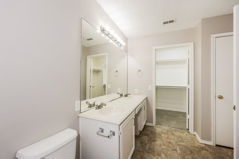 1,960/Mo, 2921 Stonewall Ln Fort Worth, TX 76123 Main Bathroom View 2