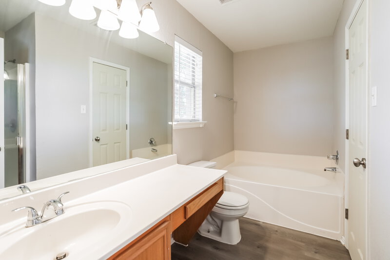 2,630/Mo, 6441 Riverwater Trl Fort Worth, TX 76179 Main Bathroom View